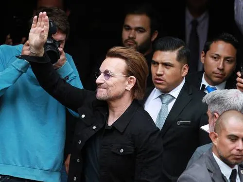 Bono convive con fans previo a segundo concierto en CDMX