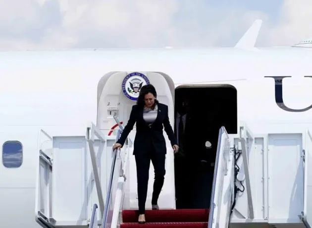 Vuelo de Kamala Harris sufre falla técnica y tuvo que regresar a EU