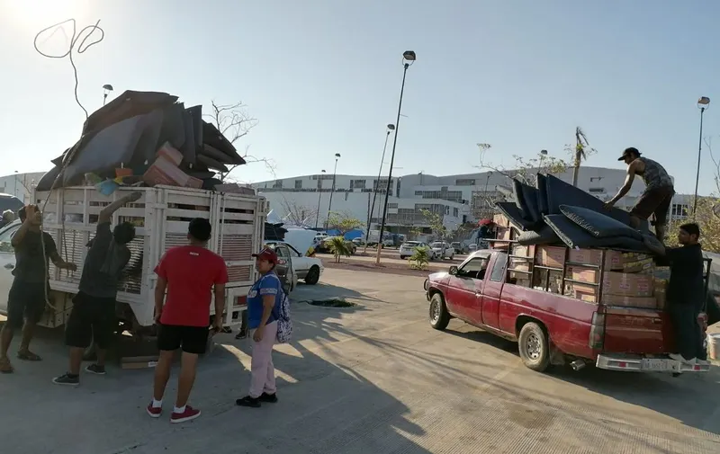 upaep-entrega-viveres-damnificados-huracan-otis