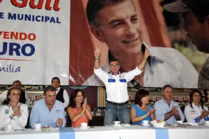 Tony Gali asegura que debatiría hasta en el zócalo