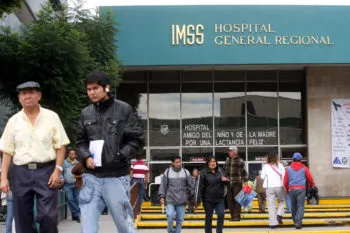Reportan grandes filas de pacientes que esperan realizarse análisis clínicos en las clínicas IMSS 1 y 2