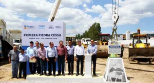 RMV y Tony Gali colocan primera piedra de Cessa; entregan certificados urbanos