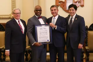 Tony Gali entrega Cédula Real al senador Kevin de León