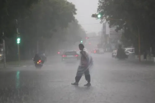 Lluvia con tormenta eléctrica y granizo azota la capital poblana; se registran encharcamientos