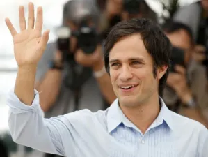 Video: Gael García Bernal se burla de muro de Trump