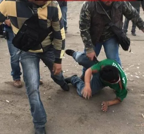 Tianguistas detienen y golpean a presunto delincuente