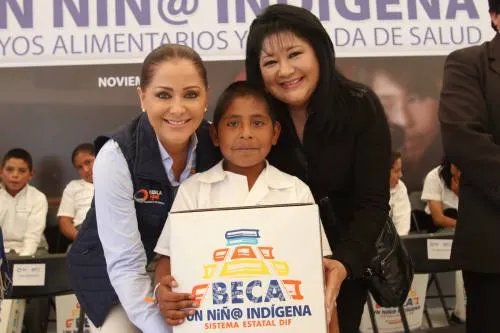 Dinorah López de Gali entrega apoyos a las familias de Tlatlauquitepec