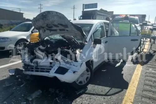 Diputado panista  choca su auto contra pipa de combustible en la Puebla-México