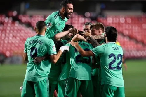 Real Madrid vence 2-1 a Granada; se mantiene a cuatro puntos del Barcelona