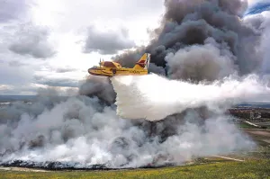 España desaloja a miles por incendio