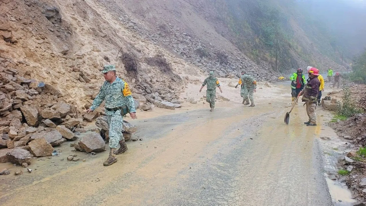Huracán Erick provoca deslaves y afectaciones en carreteras de Puebla: activan Plan DN-III