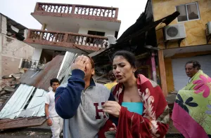 Presidente de Ecuador reporta 233 muertos por terremoto