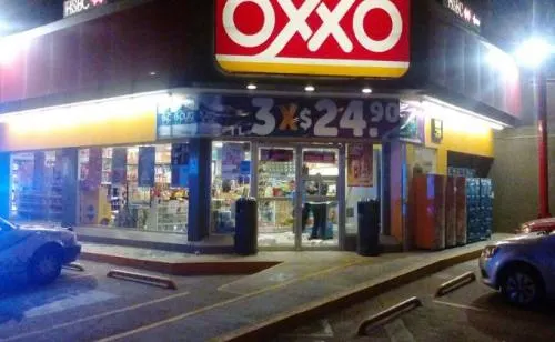 Hombres vandalizan en tienda Oxxo localizada en Héroes de Puebla