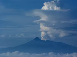 Sobrevuelan Volcán El Colima; mantiene actividad intensa