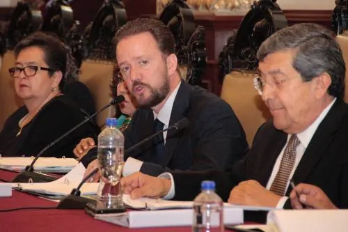 En medio de las peticiones que exigen renuncia de Carrancá, Luis Banck prefiere aplaudir su trabajo