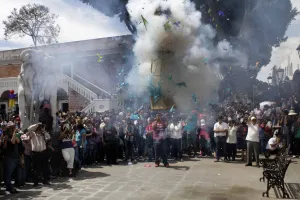 Cientos abarrotan Barrio del Artista para Quema de Judas