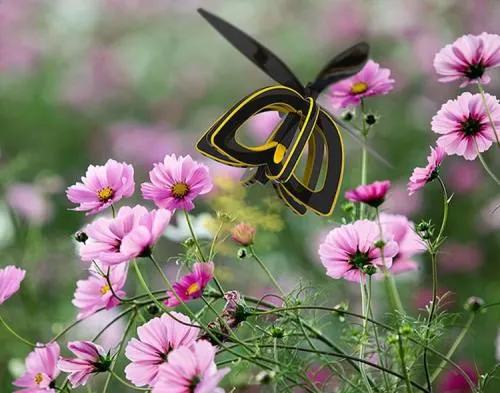 El dron que poliniza las flores como las abejas