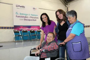 Entrega SMDIF aparatos a personas con discapacidades