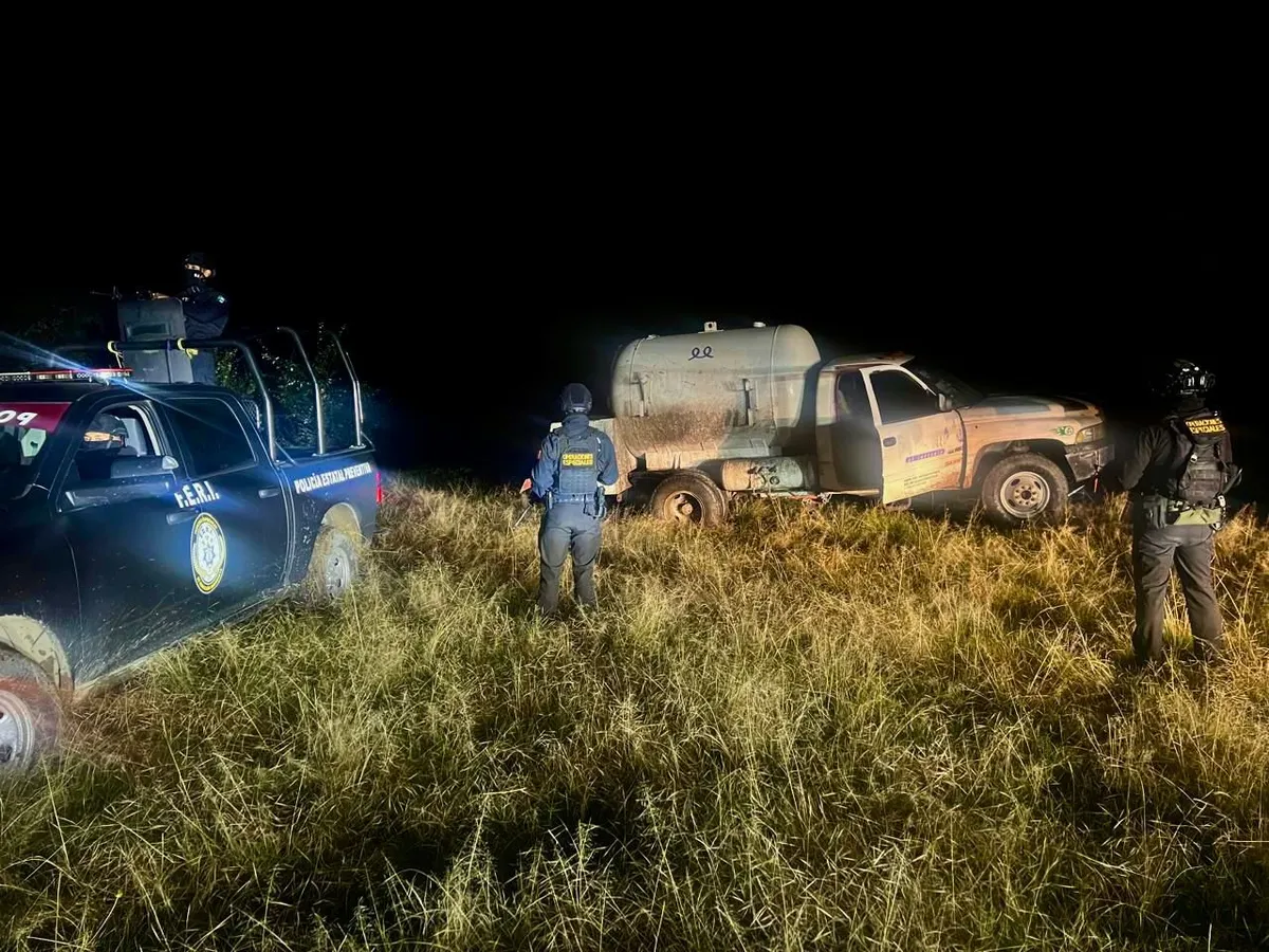 En Santiago Acatlán, SSP asegura dos vehículos relacionados con el robo de hidrocarburo