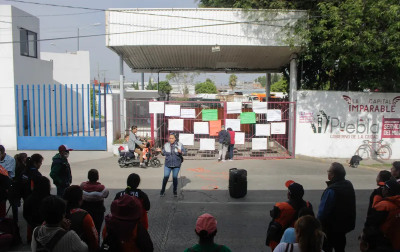 Trabajadores del Servicio de Limpia bloquean el bulevar Valsequillo; exigen diálogo directo con Pepe Chedraui