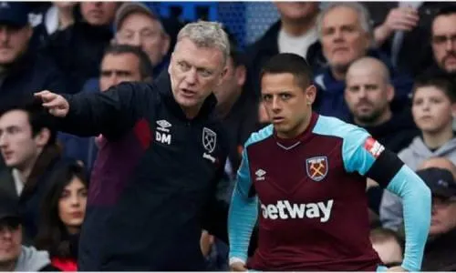 Aficionados del West Ham, molestos por ver a Chicharito en la banca