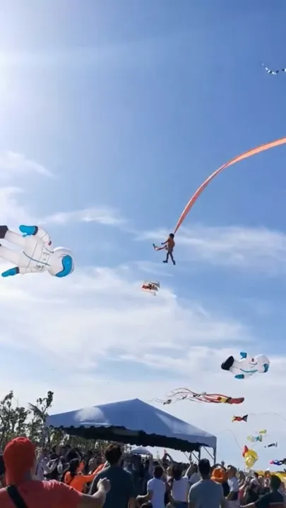 Niña sale volando tras enredarse en un cometa en Taiwán