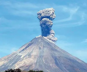 Volcán de Colima emite exhalación de dos kilómetros de altura