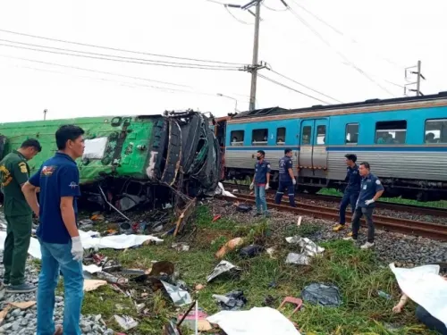 Choque entre autobús y tren deja 18 muertos en Tailandia