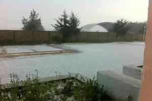 Enormes granizos cubren de blanco a Libres, Puebla