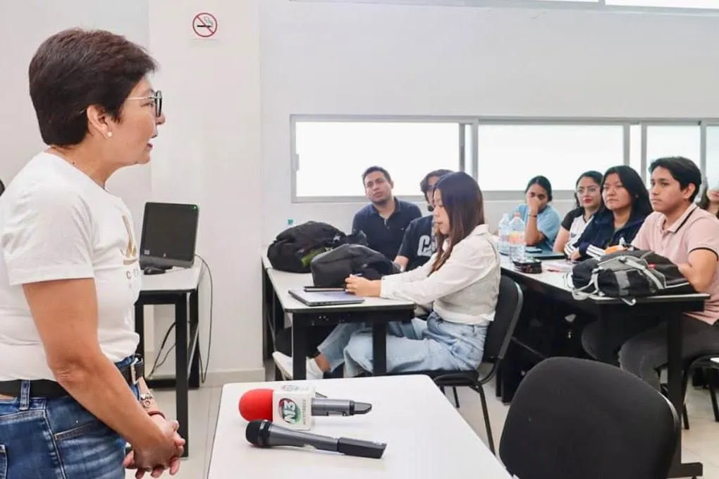 Lilia Cedillo en Facultad de Contaduría