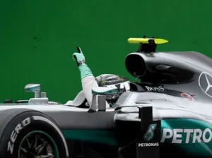 Nico Rosberg triunfa en Italia