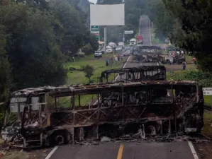 Normalistas mantienen 47 vehículos retenidos en Michoacán