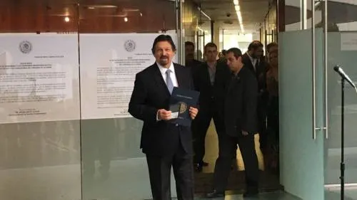 Vengo a ayudar a reconstruir el país, dice ‘Napo’ a su regreso a México
