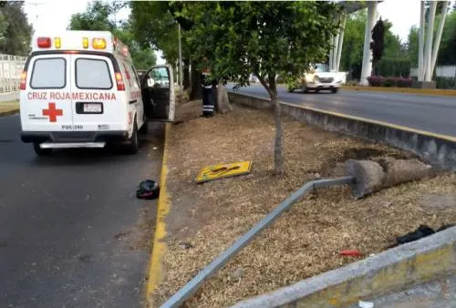 Muere motociclista al chocar contra poste de señalética
