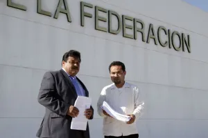 Denuncian a Barrera de la Rosa de entrega irregular de plazas