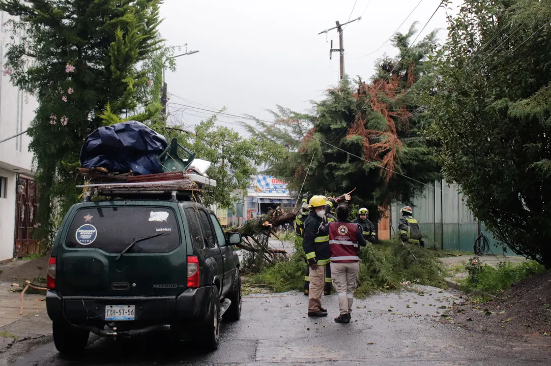 Inundaciones, caída de árboles, autos atrapados y daños materiales, provocó la fuerte lluvia en Puebla