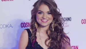 Hija de Angélica Rivera evade opinar sobre caso de normalistas