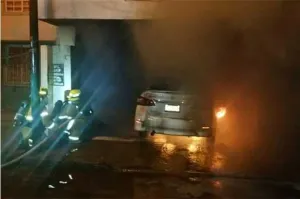 Desconocidos incendian auto de regidor de Tehuacán