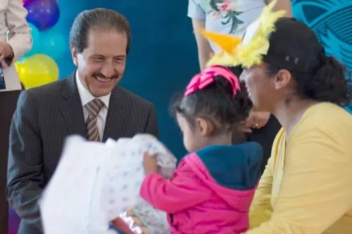 Festeja el rector a los niños y niñas del Círculo Infantil