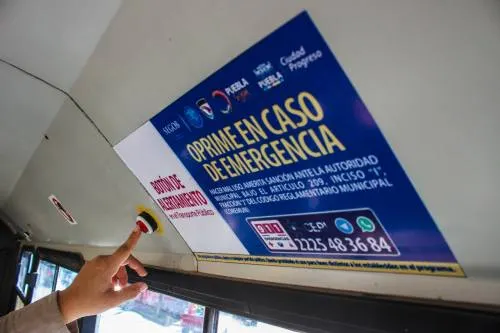 Mediante botón de alertamiento en transporte público, detienen a dos probables asaltantes