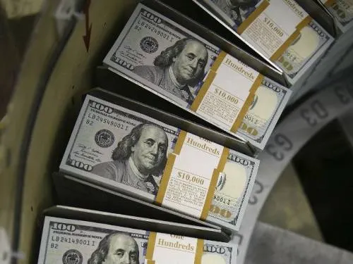 Dólar cae a nuevo mínimo en 135 días