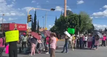 Colonos protestantes de Cholula implementaron un bloqueo en la carretera México-Puebla