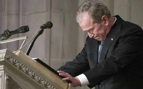 Al borde del llanto, así despidió George W. Bush a su padre en Washington