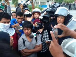 Normalistas de Ayotzinapa y policías federales se enfrentan en Chilpancingo