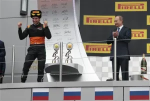 Video: Checo Pérez, un podio con drama incluido