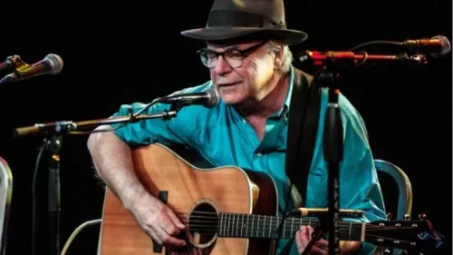 Muere sentado en plena presentación el cantautor David Olney