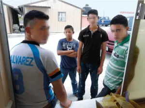 Ordenan liberación de niños en centros de detención de EU