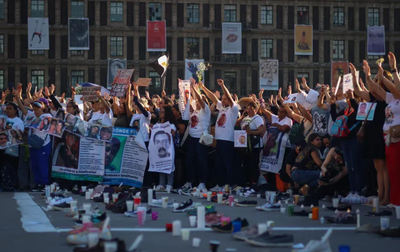 Zócalo de CDMX se llena de zapatos y velas en memoria de los desaparecidos en Teuchitlán 