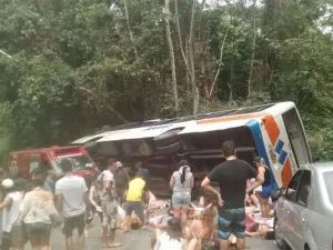 Mueren 14 al volcar autobús en Brasil