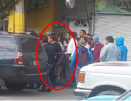 Tras más de 5 horas de estar acorralada, edil de Texmelucan logra salir de restaurante
